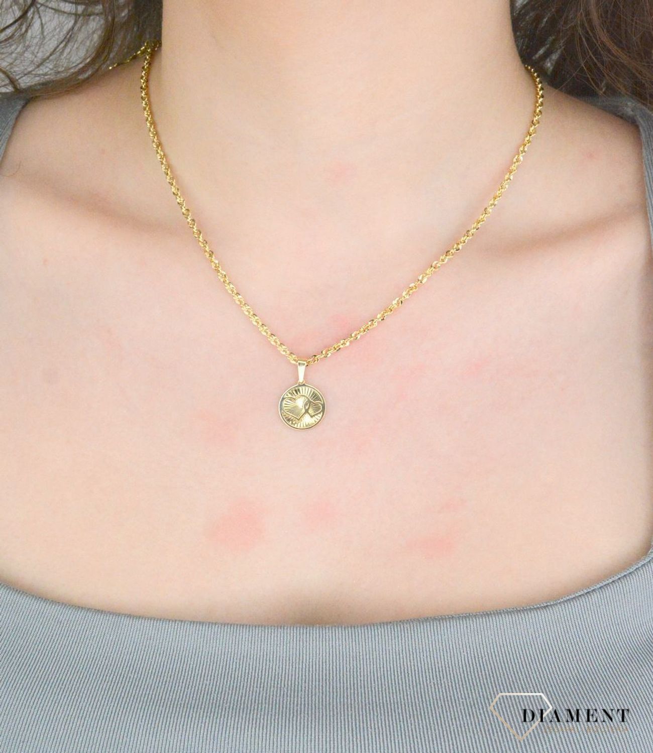 Złota zawieszka 375 okrągła blaszka z Sercem ZA 5974 375 Zawieszka wykonana z żółtego 9 karatowego złota o oryginalnej i ponadczasowej formie. Biżuteria idealna do każdego typu łańcuszka. 1.jpg